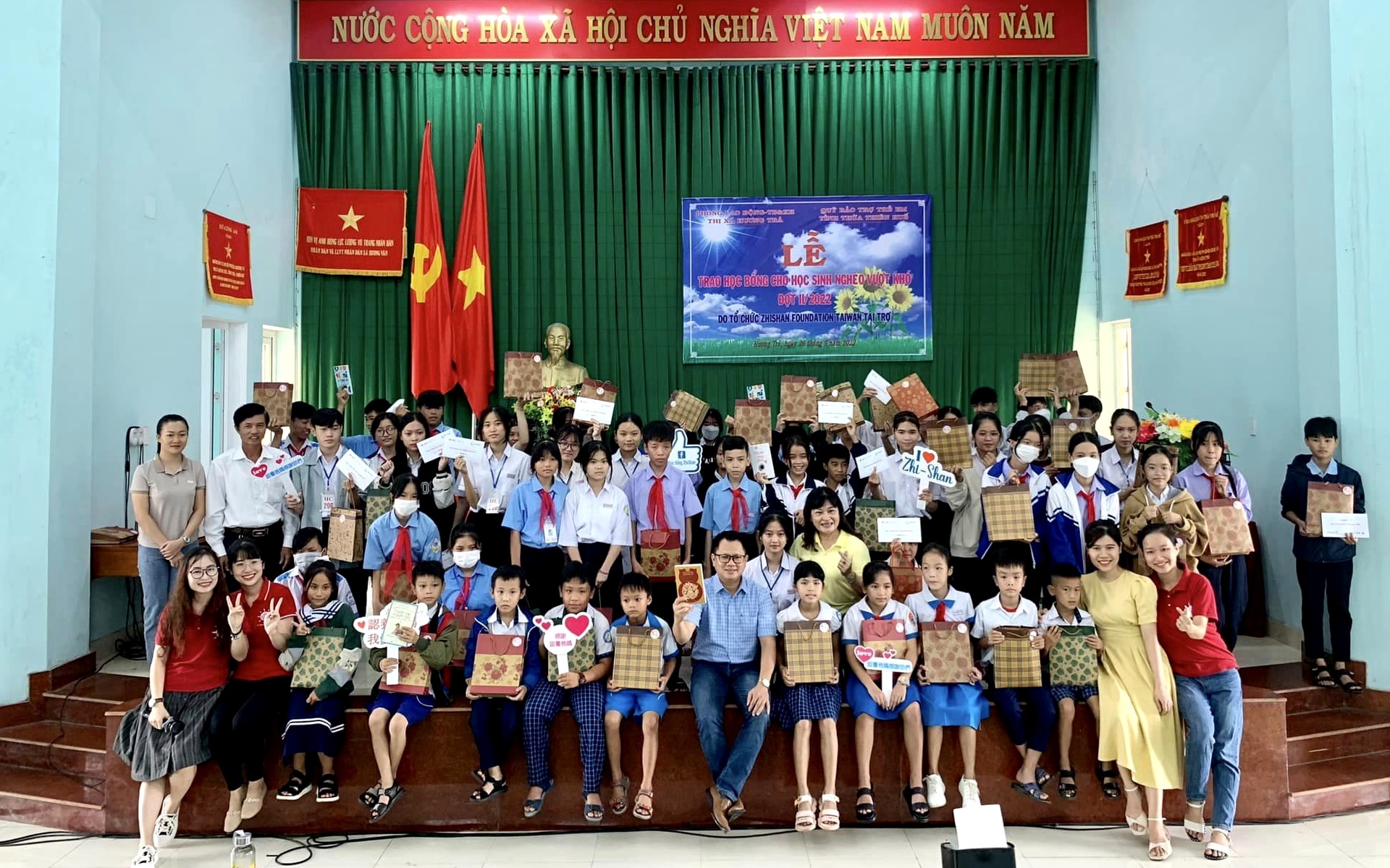 Trao 66 suất học bổng cho học sinh nghèo vượt khó ở thị xã Hương Trà